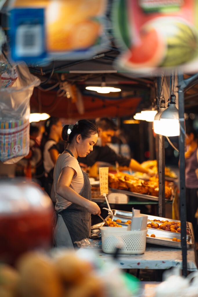 Verkäufern auf einem Markt in Bangkok fotografiert mit einer langen brennweite von stefan sperl