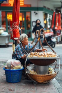 old lady in bangkok chinatown streetphotography | fotografiert mit einer langen brennweite von stefan sperl