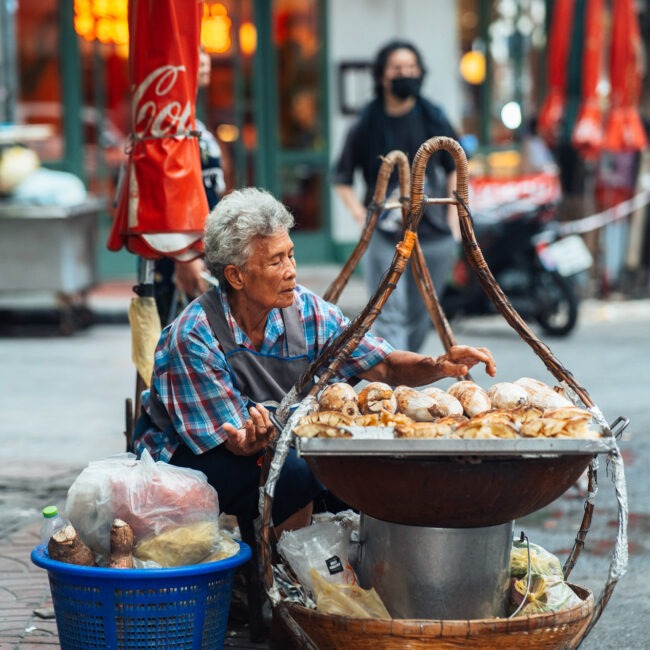 old lady in bangkok chinatown streetphotography | fotografiert mit einer langen brennweite von stefan sperl