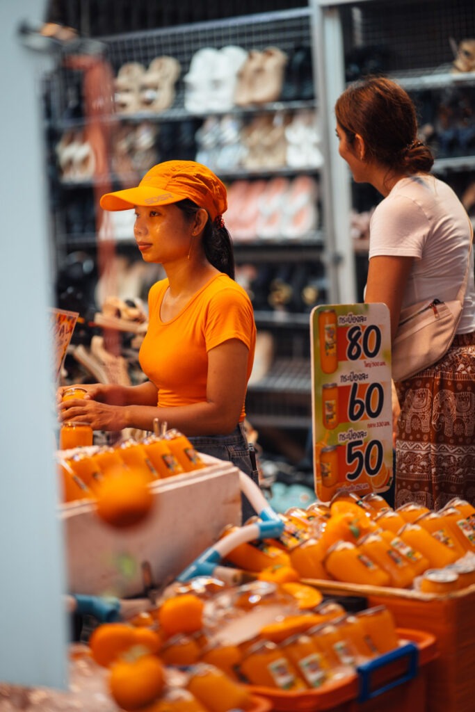 Verkäufern auf einem Markt in Bangkok fotografiert mit einer langen brennweite von stefan sperl