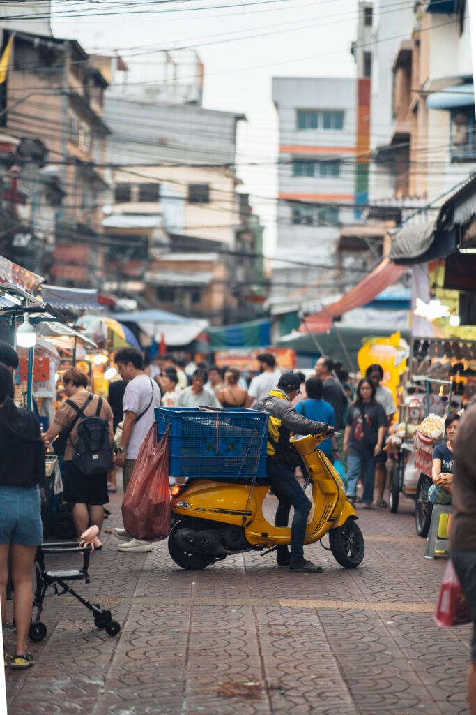 gelber Roller kehrt um in Bangkok Chinatown urban Streetphotography | Stefan Sperl Photography fotografiert mit einer langen brennweite von stefan sperl