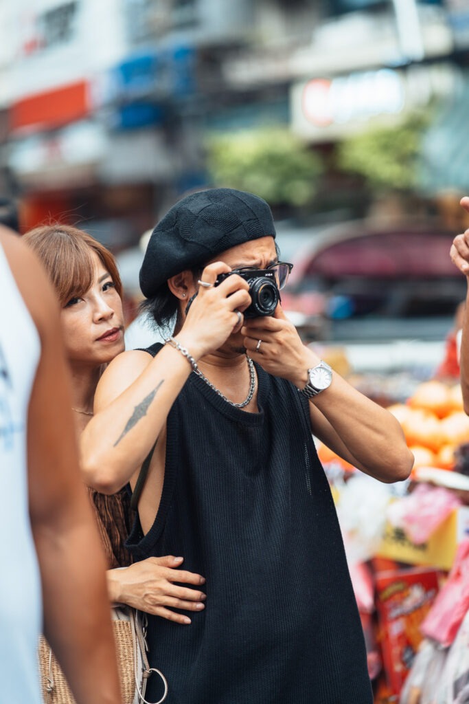 Straßenfotograf bei der Arbeit fotografiert mit einer langen brennweite von stefan sperl