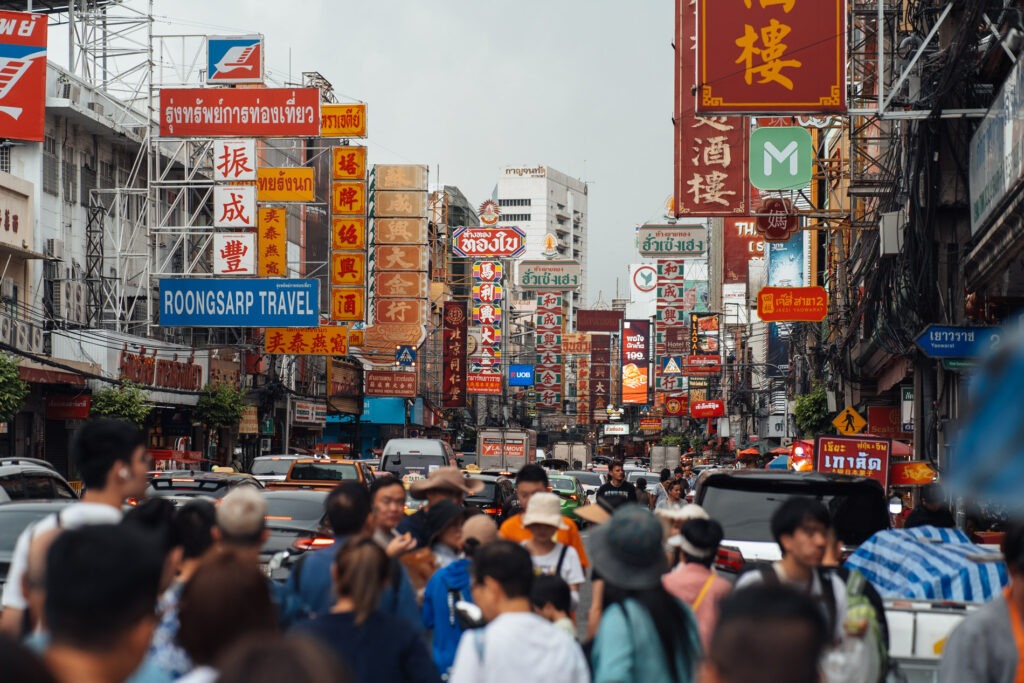 viele menschen in belebter straße in Bangkok Chinatown urban Streetphotography | Stefan Sperl Photography -60