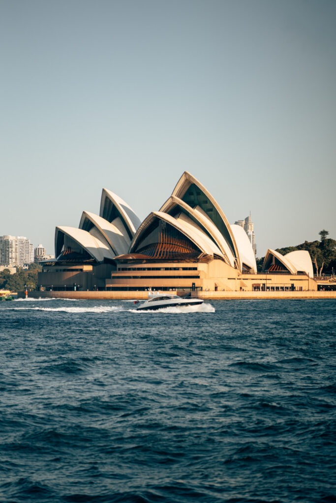 Sydney Opera House mit Schnellboot im vordergrund | Fotograf Stefan Sperl