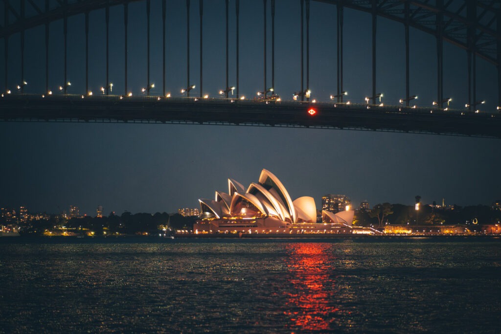 Sydney Opera House at night under the harbour bridge in Sydney Fotograf Stefan Sperl