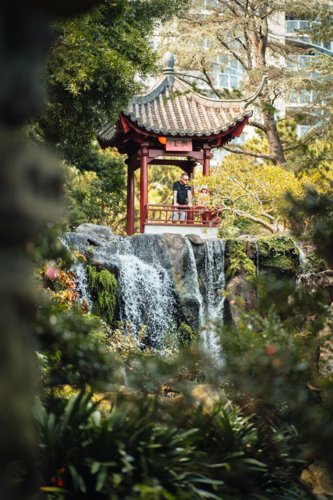 roter Pavilion mit Wasserfall im Chinese Garden of Friendship in Sydney Australia Fotograf Stefan Sperl