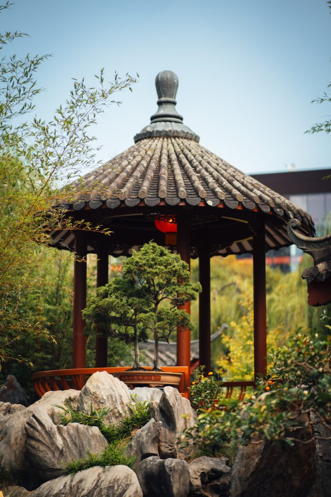 roter Pavilion mit Wasserfall im Chinese Garden of Friendship in Sydney Australia Fotograf Stefan Sperl