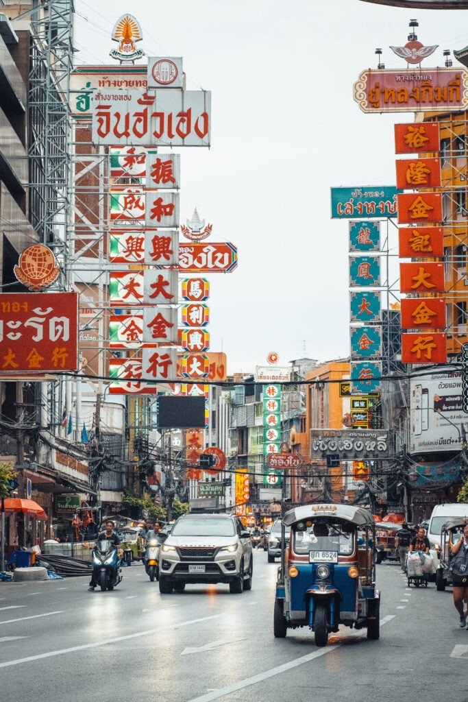 Bangkoks Chinatown Straße mit vielen Reklamen fotografiert mit einer langen brennweite von stefan sperl