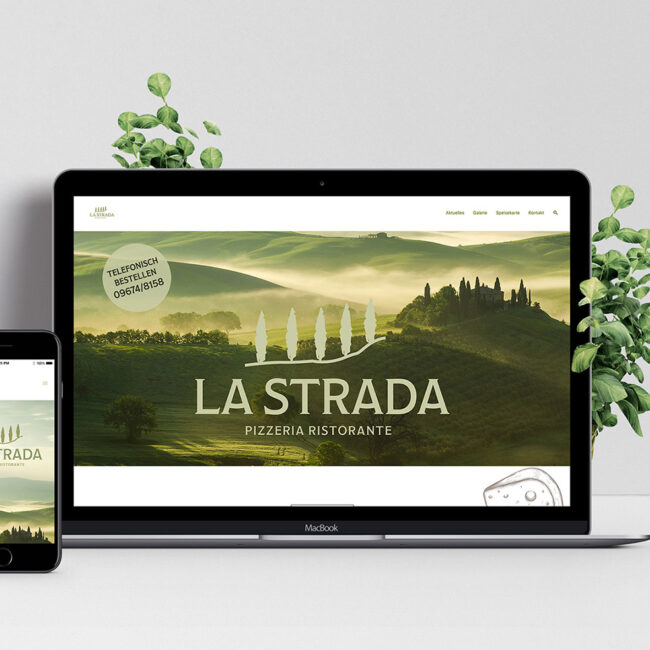 Laptop mit der neu gestalteten Website für die Pizzeria LaStrada in Schönsee von Grafikdesigner und Webdesigner Stefan Sperl | Website und Logo modernisierung