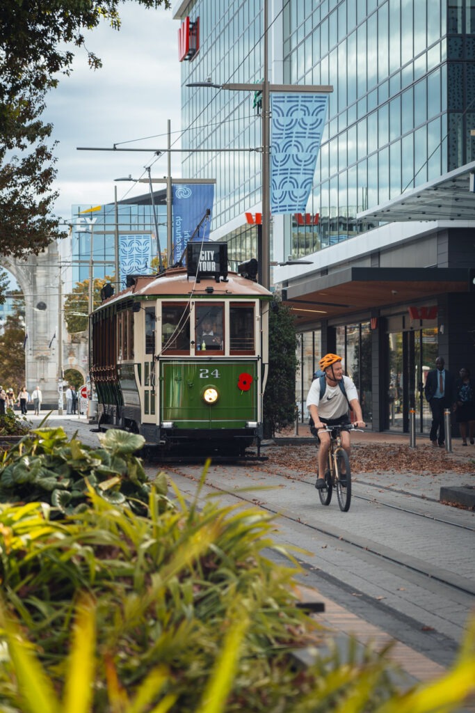 Radfahrer fährt vor der Christchurch Tram inNeuseeland _ Reisefotografie-71 Fotograf Stefan Sperl