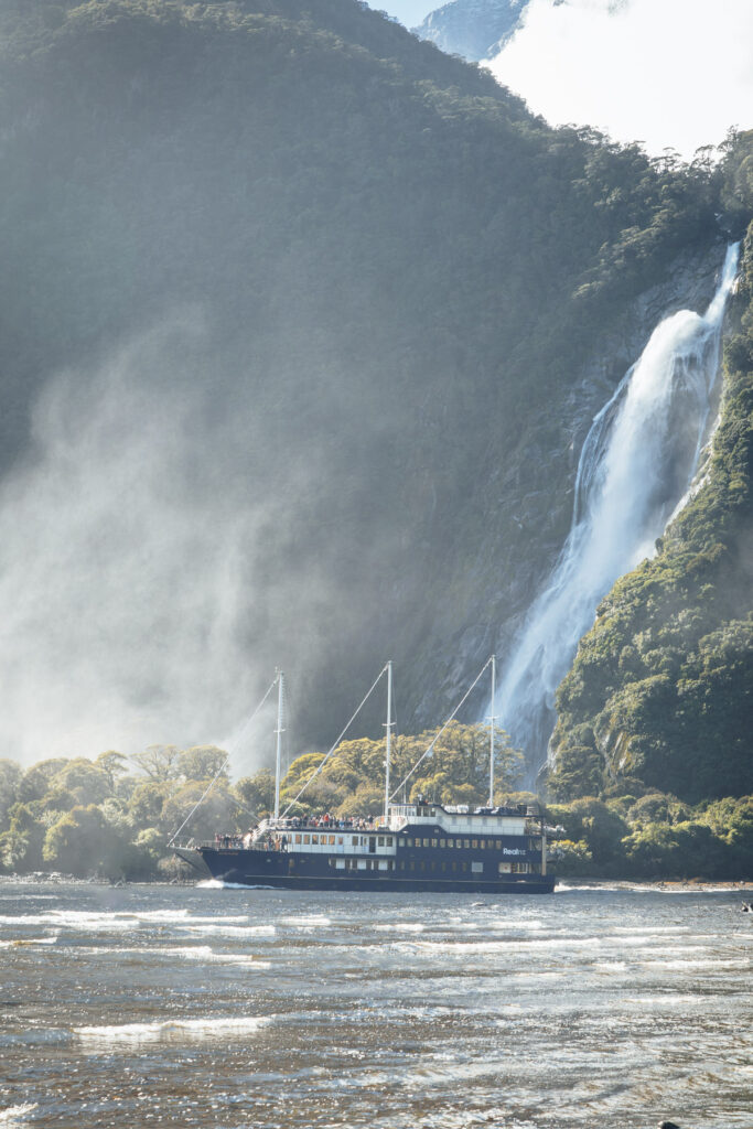 Bowen Falls Fotospot im Herbst im Milford Sound in Neuseeland. Fotografiert von Stefan Sperl