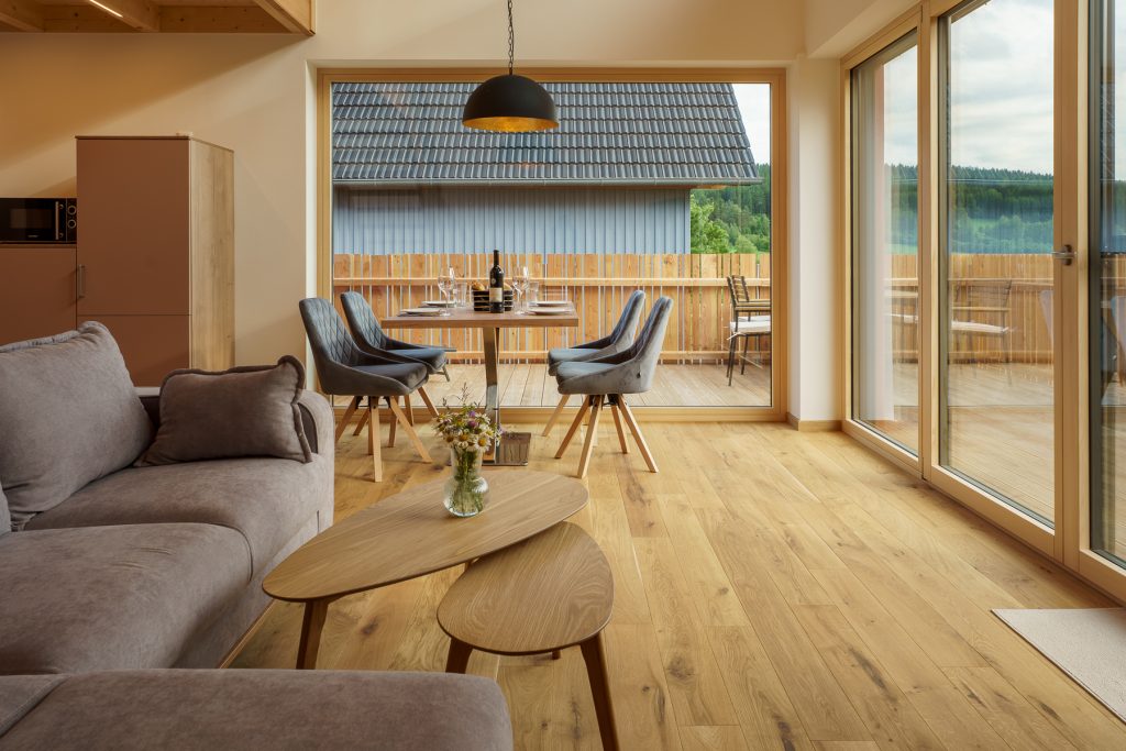 Moderne Interior Inneneinrichtung. Der Raum hat große Fenster und ist Lichtdurchflutet. Professionell Fotografiert