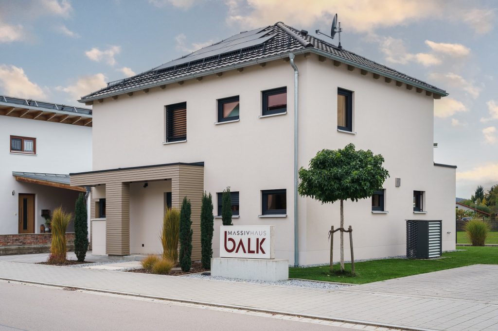 Moderne Stadtvilla im Abendlicht – Musterhaus Massivhaus Balk | Stefan Sperl Architekturfotograf Oberpfalz